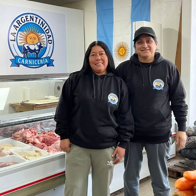 Equipo de Carnicería La Argentinidad con buzos personalizados